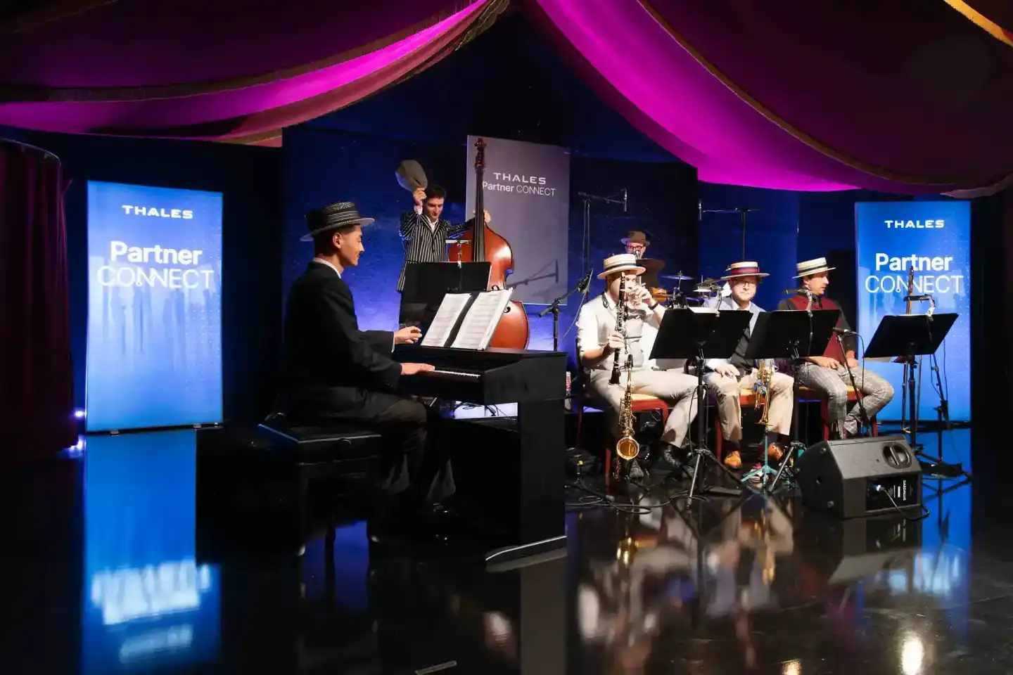 Jazzband bei Thales Partner Connect Event Wien - Musiker mit Instrumenten auf der Bühne bei Firmenevent