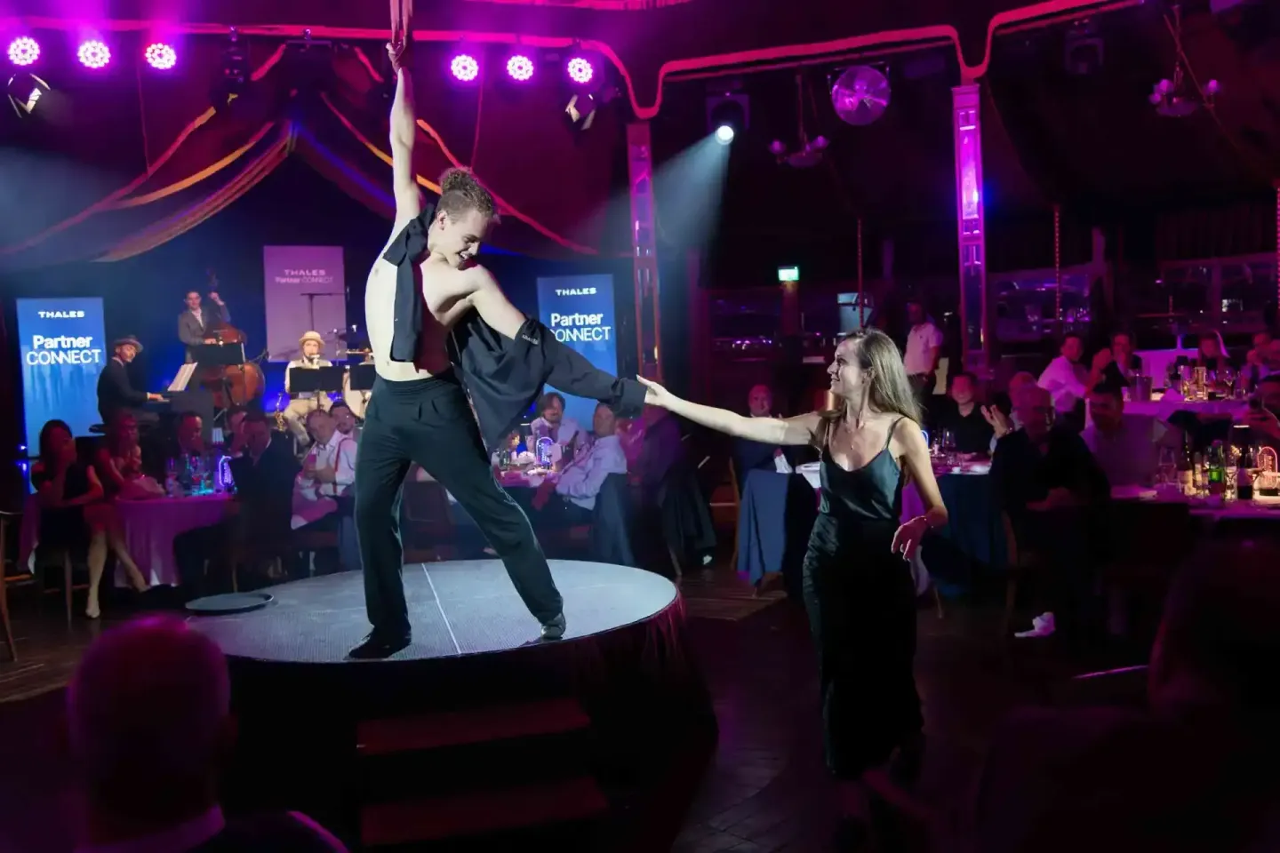 Dynamische Tanzperformance auf der Bühne des Thales Partner Connect Events - professionelle Eventfotografie Wien