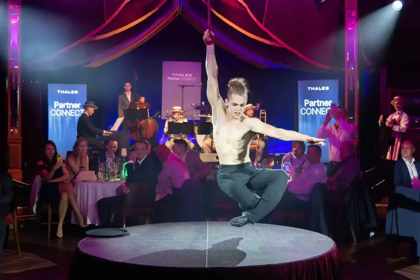 Akrobat bei Thales Partner Connect Event in Wien - Eventfotografie einer spektakulären Luftakrobatik-Performance auf der Bühn