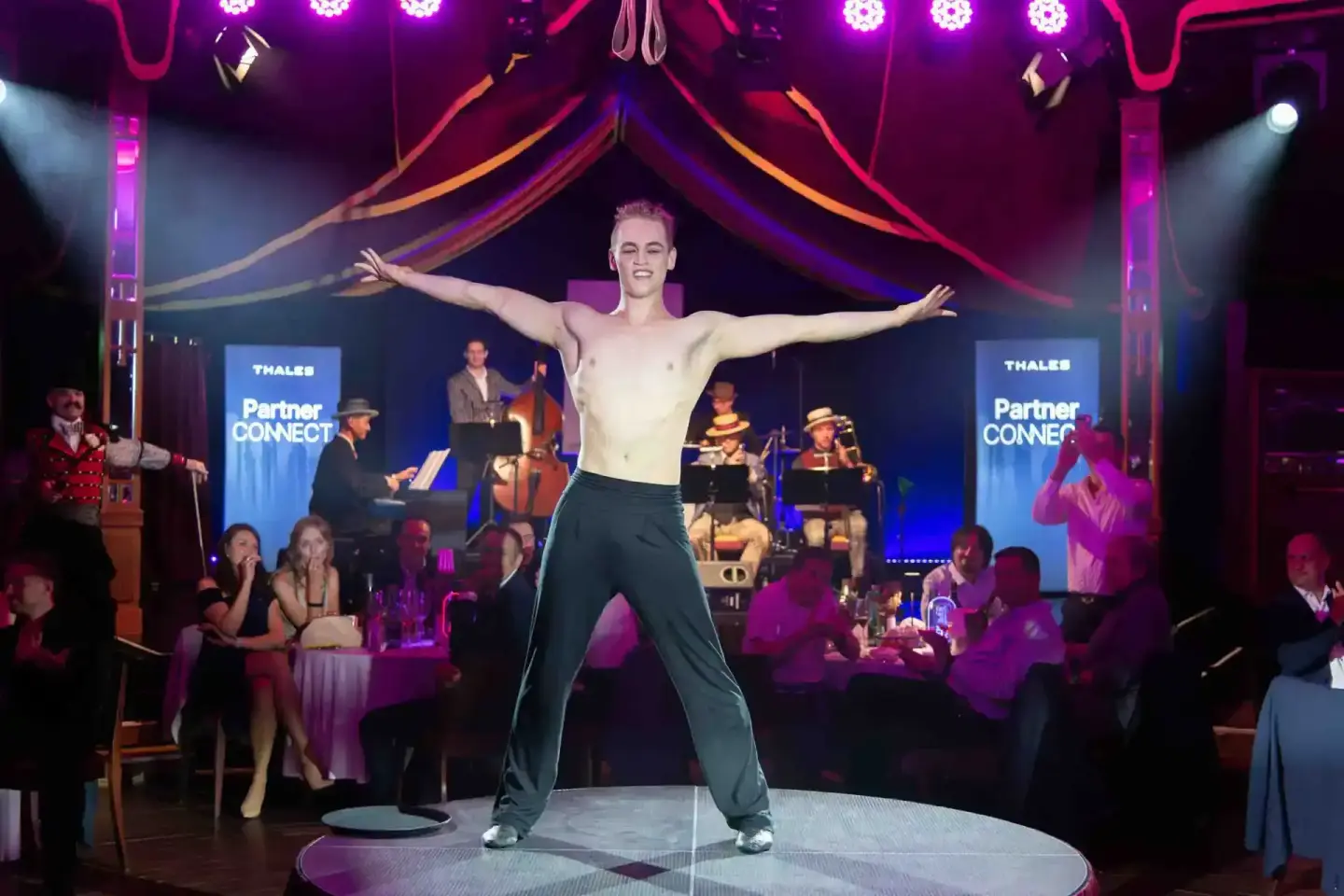 Performer auf der Bühne beim Thales PartnerConnect Event - Eventfotograf Wien dokumentiert Live-Show