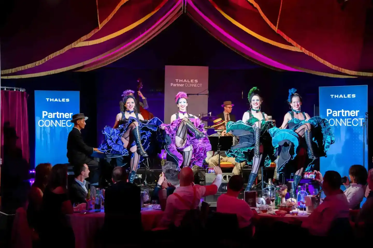 Burlesque-Performer auf der Bühne bei der Thales Partner Connect Gala in Wien, professionelle Eventfotografie