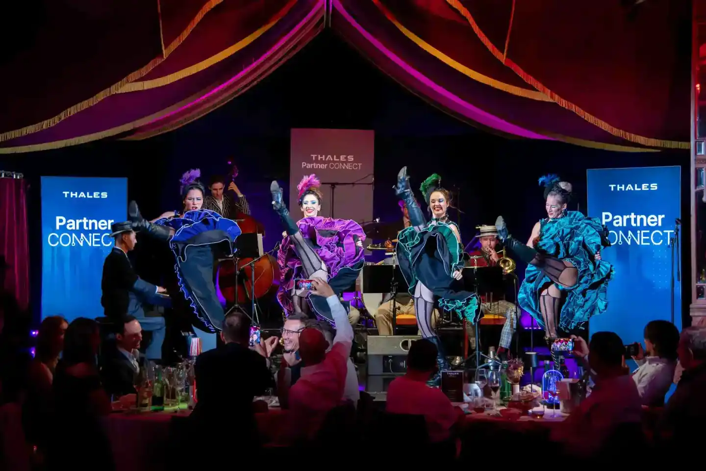 Bunte Bühnenshows bei Thales Partner Connect Gala in Wien mit Künstlern in farbigen Kostümen, Live-Musik und Publikum