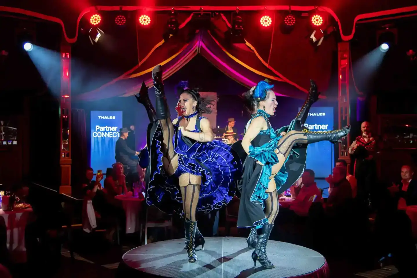 Zwei Performerinnen in aufwendigen blauen Kostümen auf der Bühne während eines Thales FirmenEvents - professionelle Eventfoto