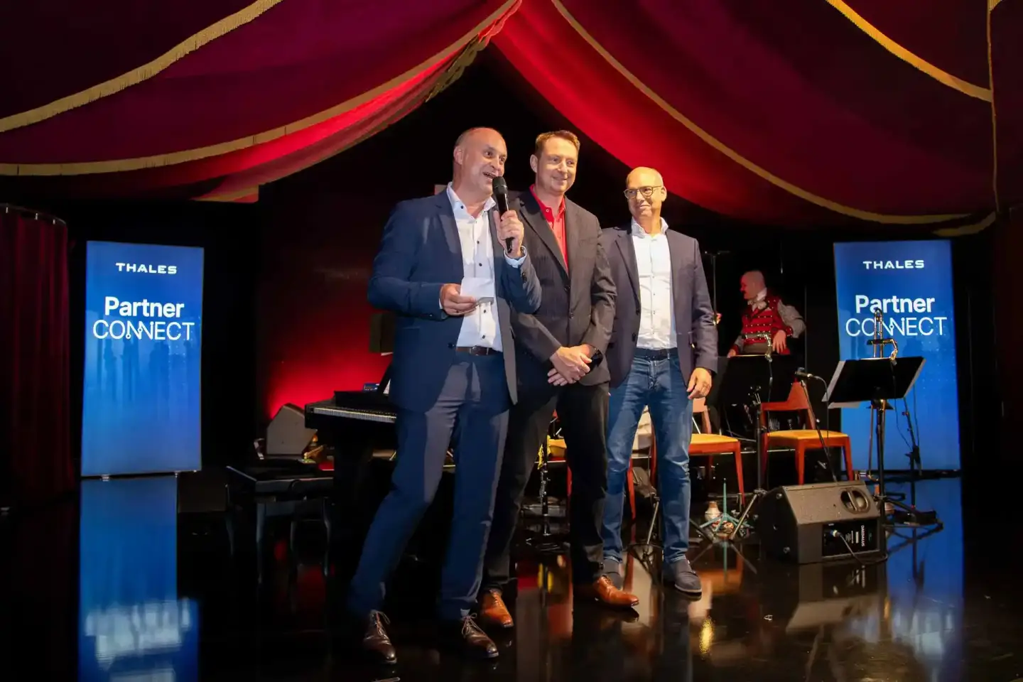 Drei Sprecher auf der Bühne beim Thales Partner Connect Event – professionelle Eventfotografie Wien