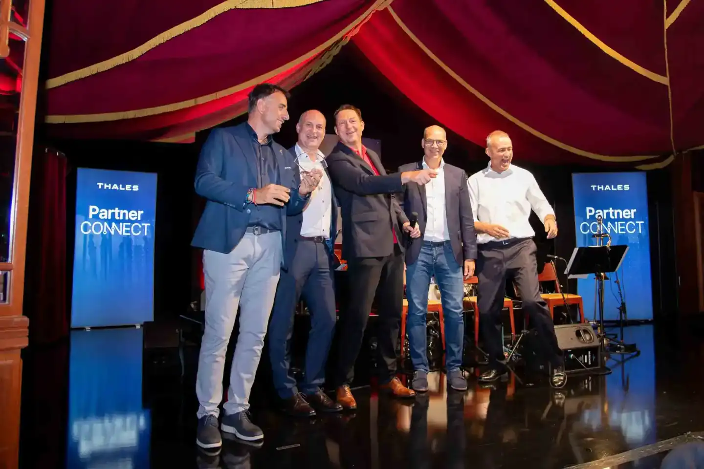 Fünf Geschäftsmänner auf der Bühne beim Thales Partner Connect Event - Eventfotografie Wien
