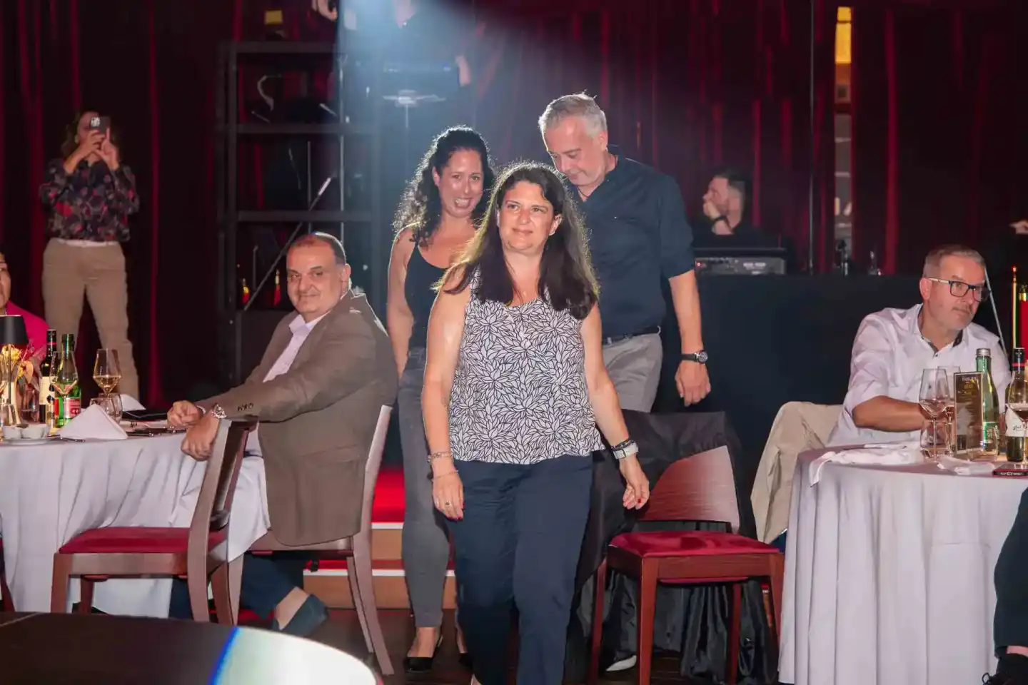 Eventfotograf Wien dokumentiert Gäste beim Thales Firmenevent in elegantem Saal mit rotem Vorhang