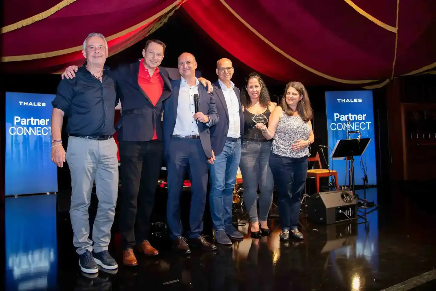 Team auf der Bühne beim Thales Partner Connect Event – professionelle Eventfotografie Wien