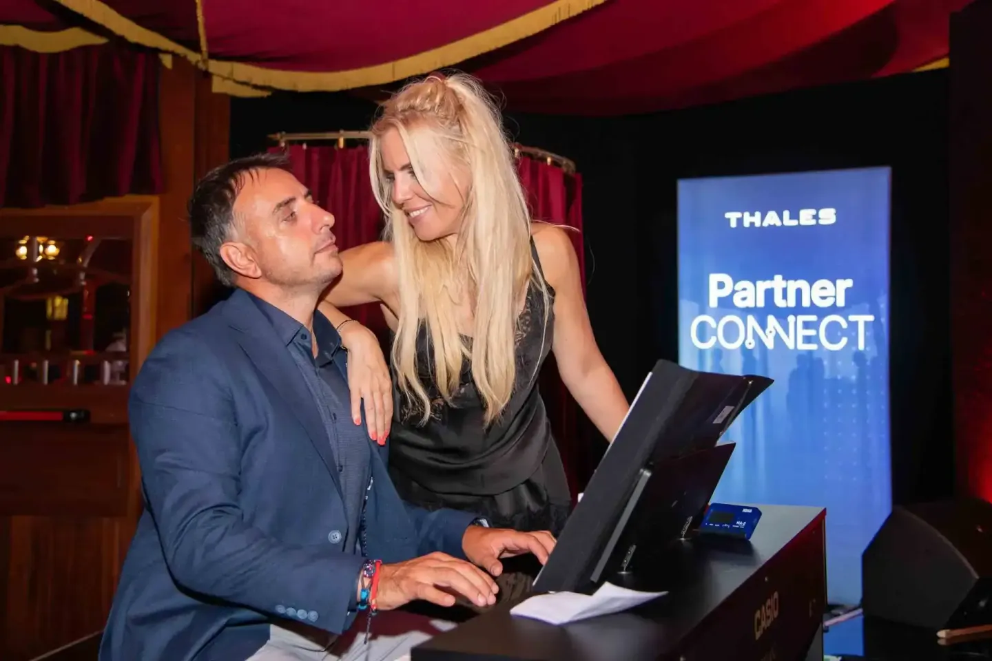 Eventfotograf Wien dokumentiert zwei Personen beim Thales Partner Connect Event an einem interaktiven Display