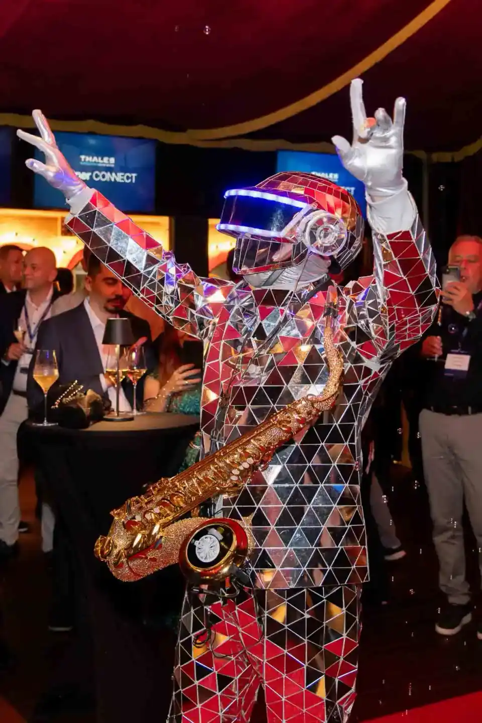 Beeindruckende LED-Roboter-Installation bei Thales Firmenevent Wien mit Gästen in festlichem Ambiente