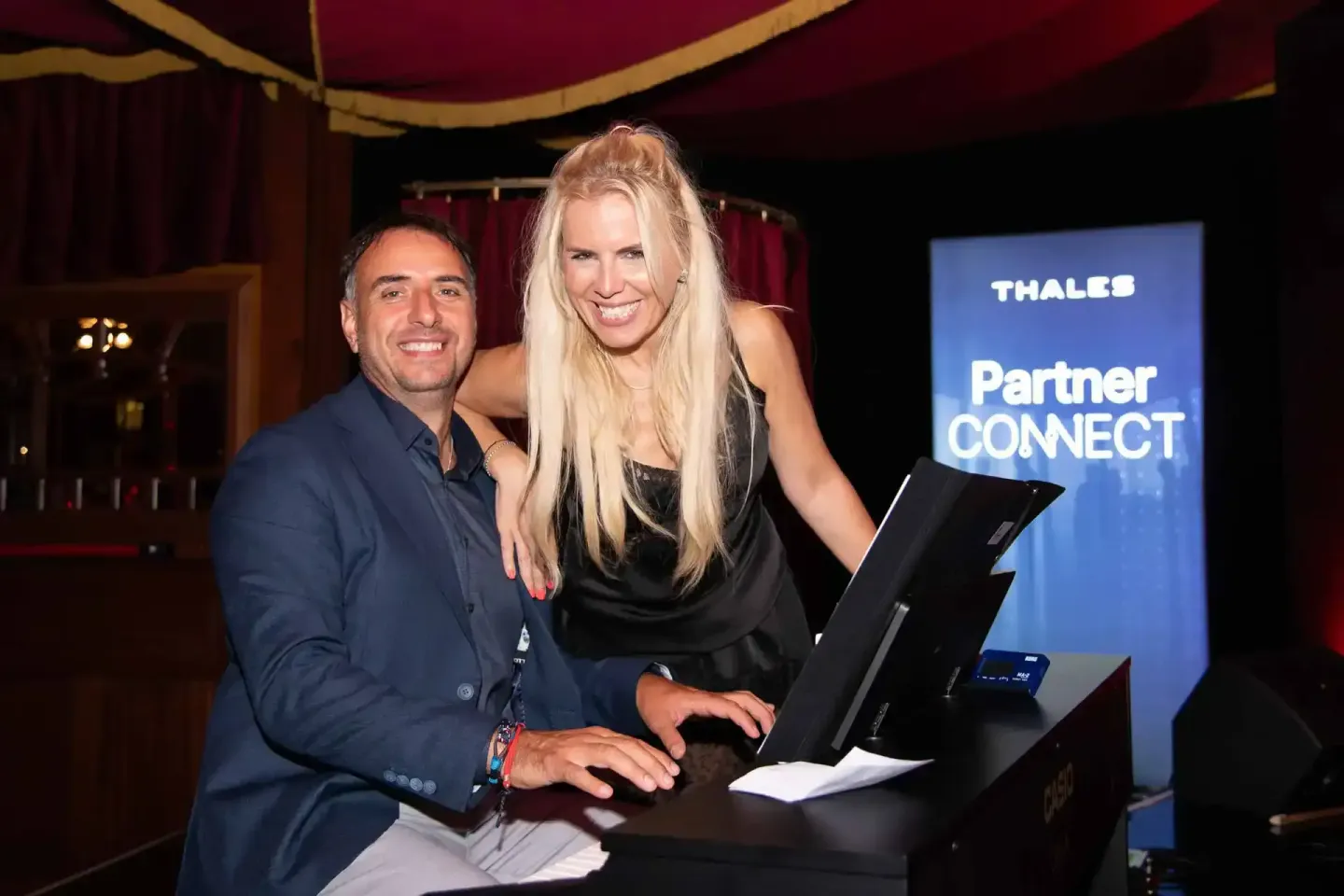 Zwei Personen an einem Laptop bei der Thales Partner Connect Veranstaltung – professionelle Eventfotografie Wien
