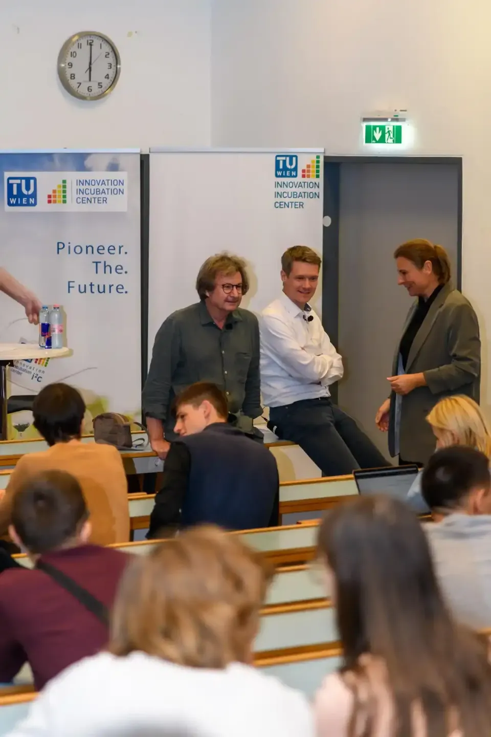 Eventfotograf dokumentiert Präsentation an der TU Wien Innovation Incubation Center mit drei Sprechern vor Publikum