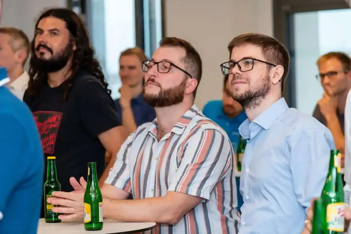 Männer mit Bierflaschen bei Firmenevent Wien - Eventfotografie einer Networking-Veranstaltung mit Gästen in legerer Atmosphär