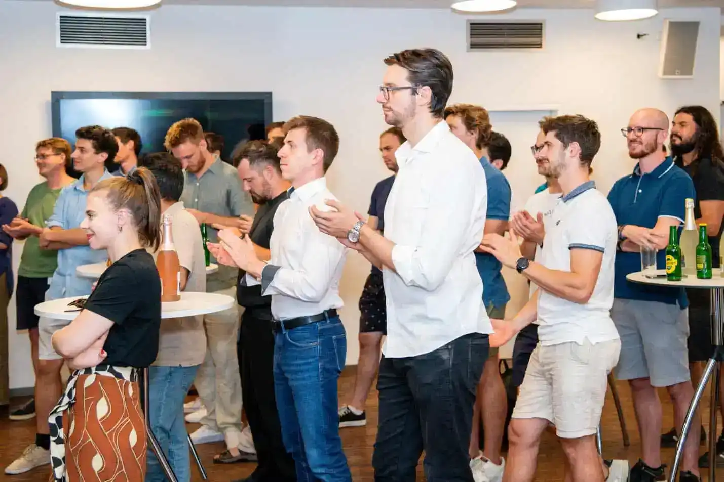 Gruppenfoto einer Firmenveranstaltung in Wien mit Gästen beim Networking in modernem Eventraum