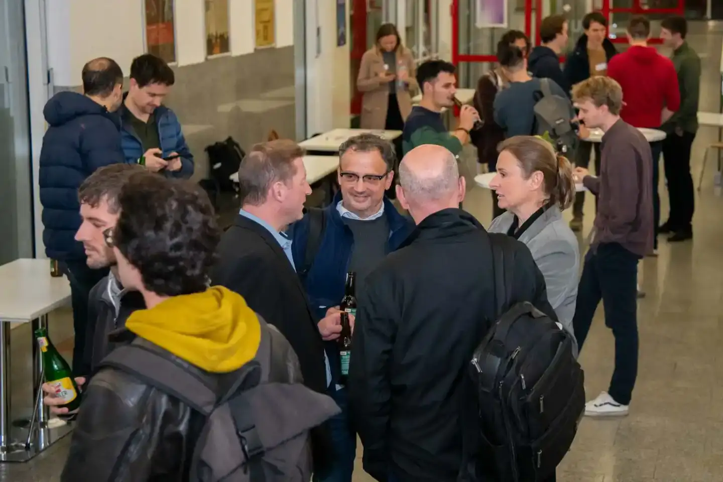 Gäste beim Networking auf einem Firmenevent in Wien, Eventfotograf dokumentiert die Veranstaltung