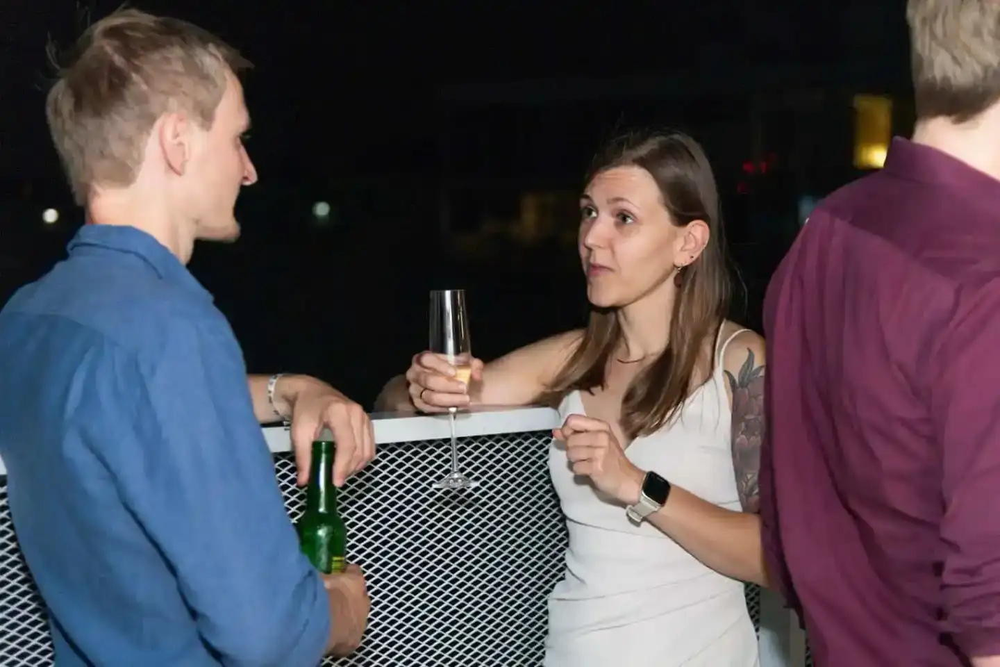 Gäste beim Networking an einem Stehtisch bei einem Firmenevent in Wien, Eventfotografie
