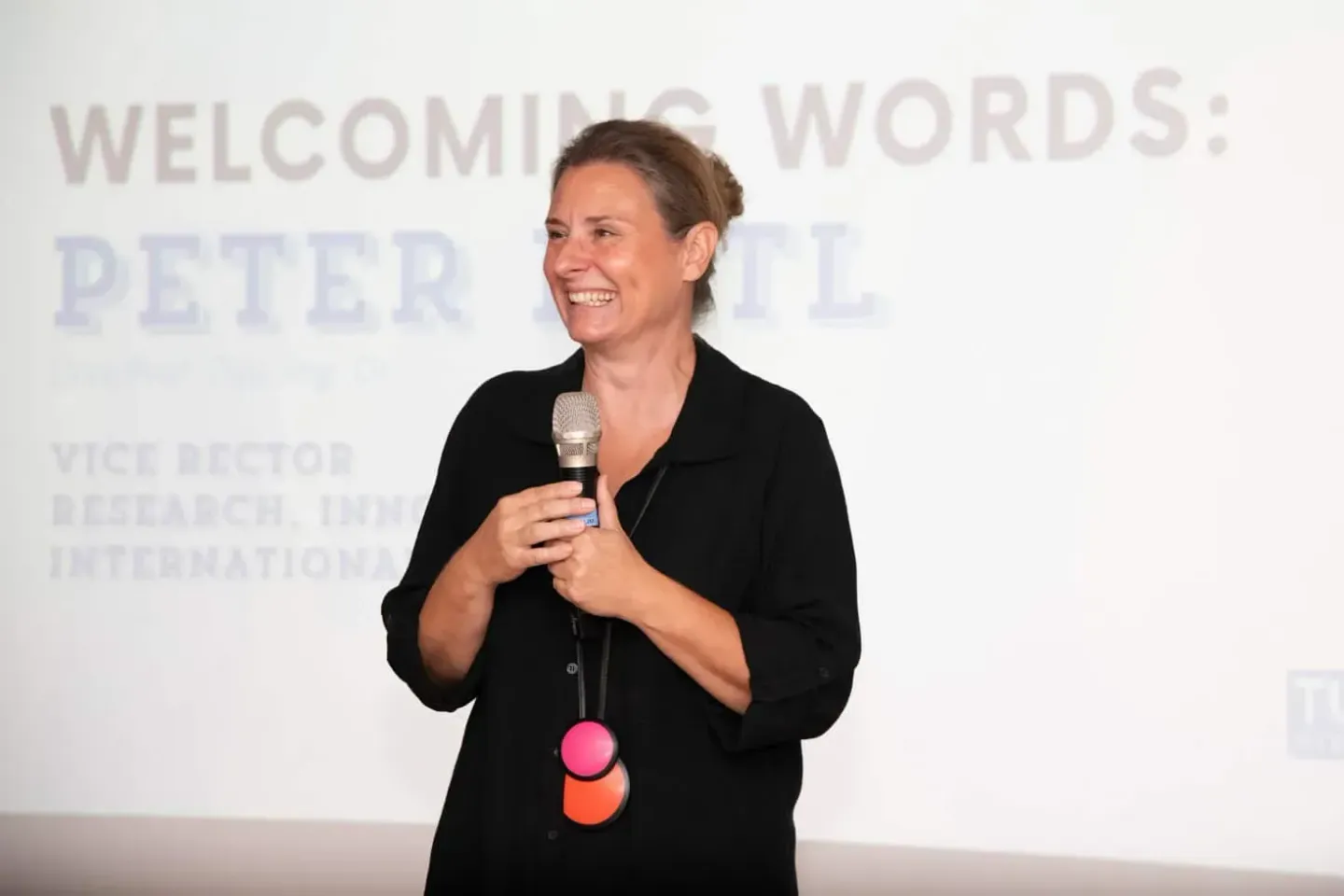 Sprecherin bei Veranstaltung an der TU Wien präsentiert vor Publikum mit Mikrofon