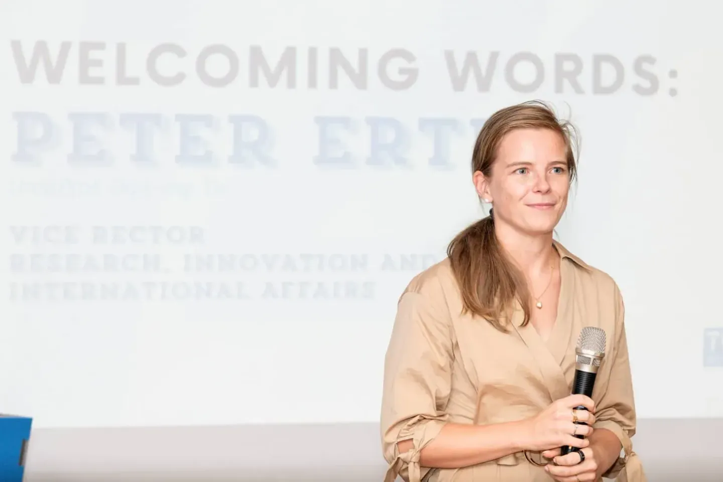 Sprecherin mit Mikrofon bei Veranstaltungsfotografie Wien - TU Wien Event