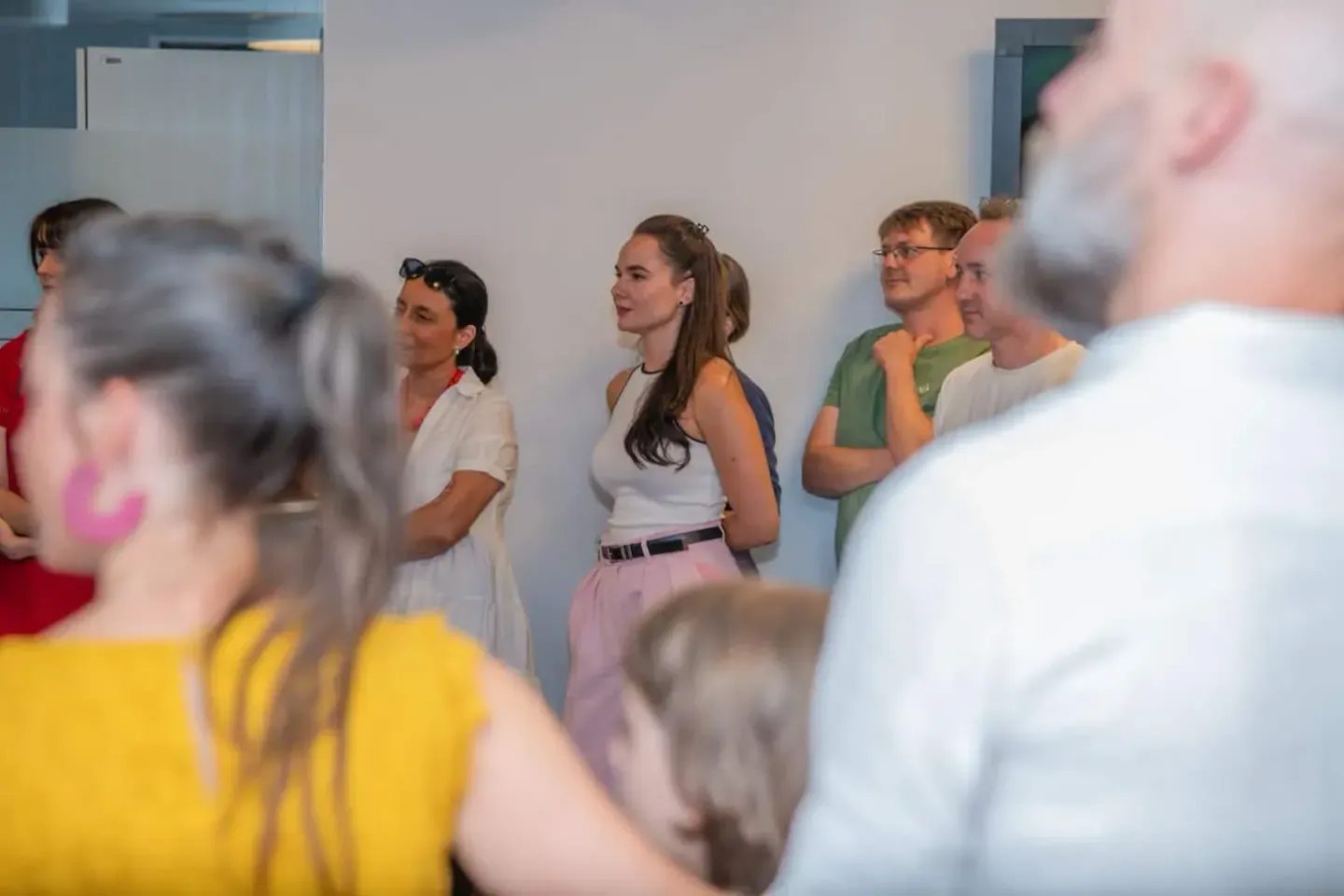 Gruppe von Personen bei einer Veranstaltung an der TU Wien, Eventfotografie dokumentiert die Diskussion und Interaktion zwisc