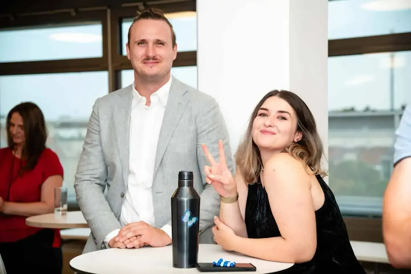 Eventfotograf dokumentiert Firmenevent in Wien mit Rednerin und Publikum in modernem Veranstaltungsraum