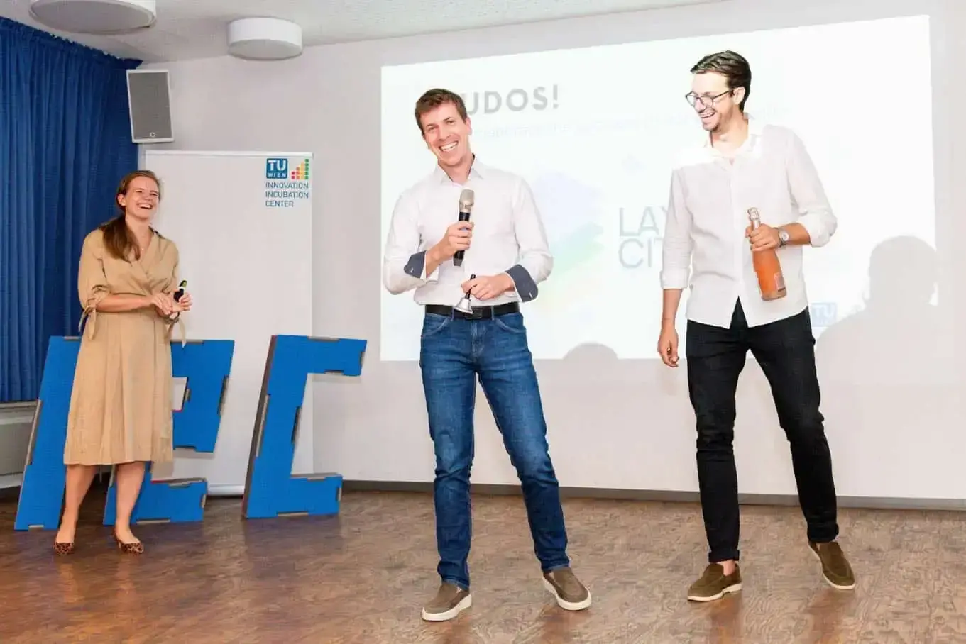 Drei Personen präsentieren auf der TU Wien Innovation Incubation Center Bühne – professionelle Eventfotografie Wien