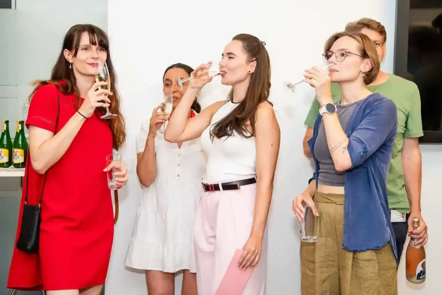 Gruppe von fünf Personen beim Anstoßen mit Champagnergläsern auf einem Firmenevent in Wien