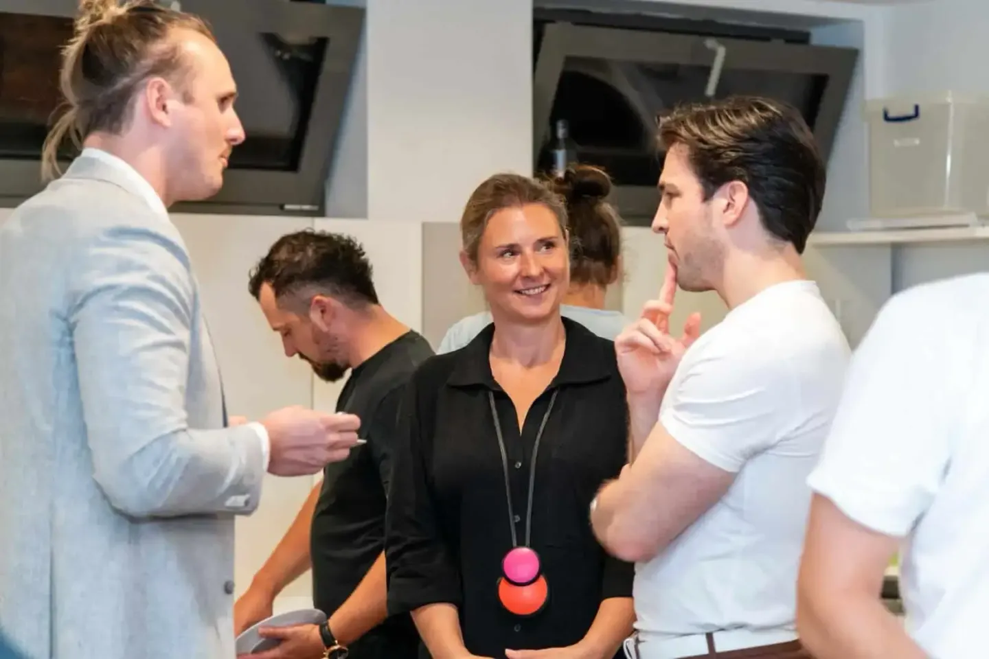 Eventfotograf Wien dokumentiert Networking-Moment bei TU Wien Veranstaltung mit lachenden Gästen im Gespräch