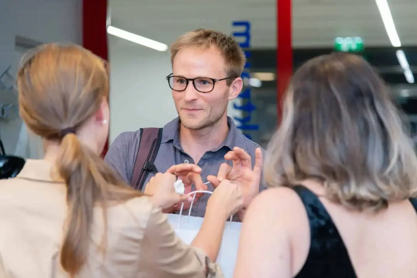 Eventfotograf dokumentiert Diskussion zwischen Mann und zwei Frauen bei TU Wien Veranstaltung