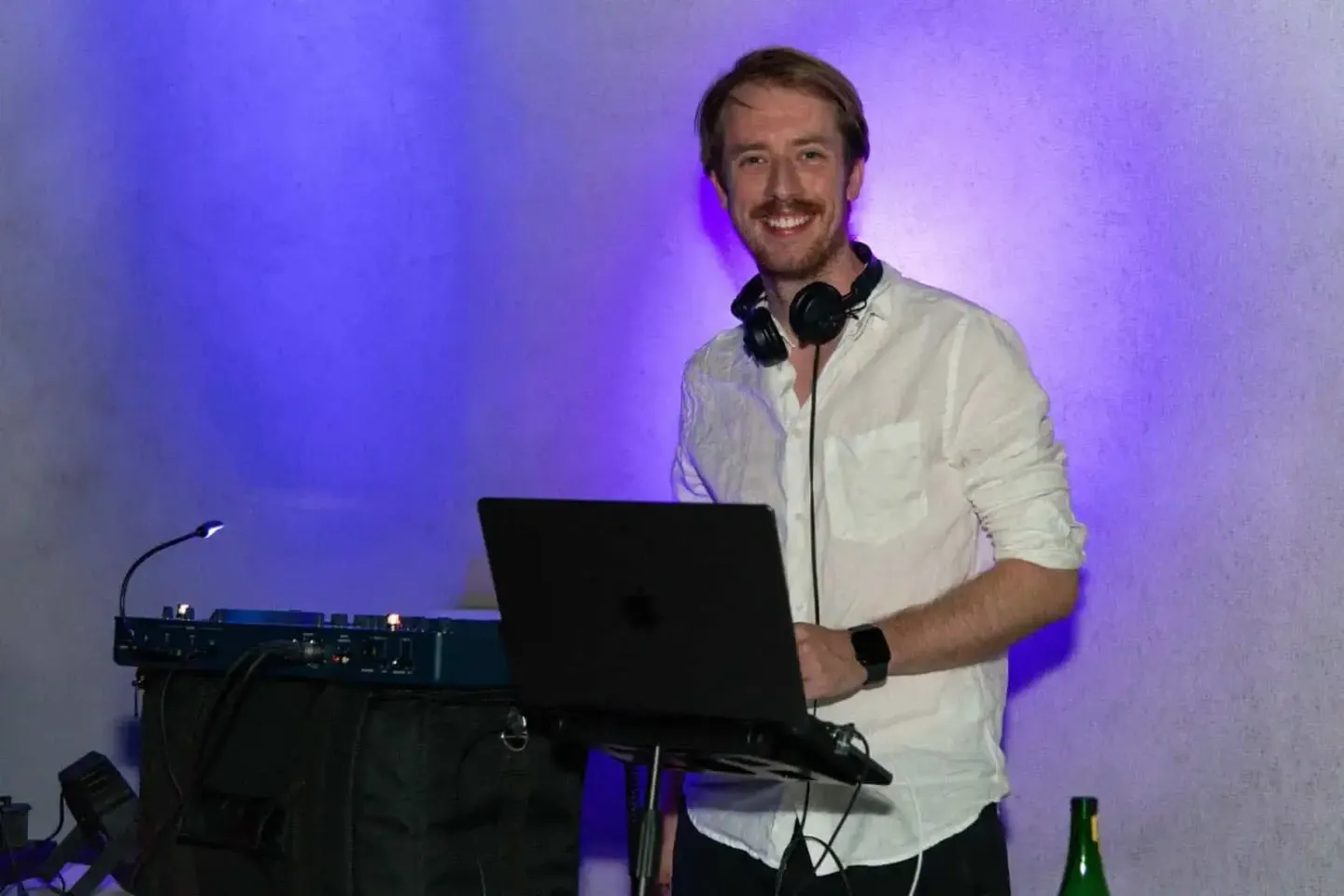 DJ mit Laptop und Kopfhörern bei Veranstaltungsfotograf Wien Event an der TU Wien