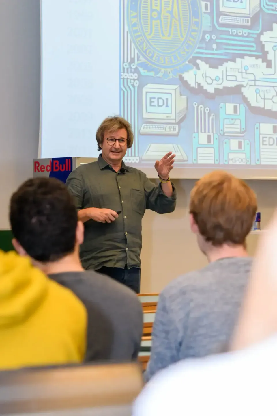 Vortragender präsentiert vor Publikum an der TU Wien mit Projektionsfläche im Hintergrund - Eventfotografie Wien