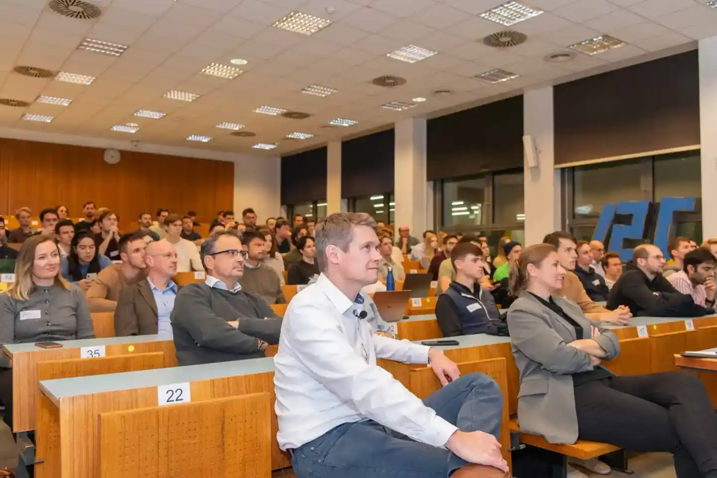 Eventfotograf dokumentiert Vorlesung an der TU Wien mit Hunderten Studierenden im Hörsaal