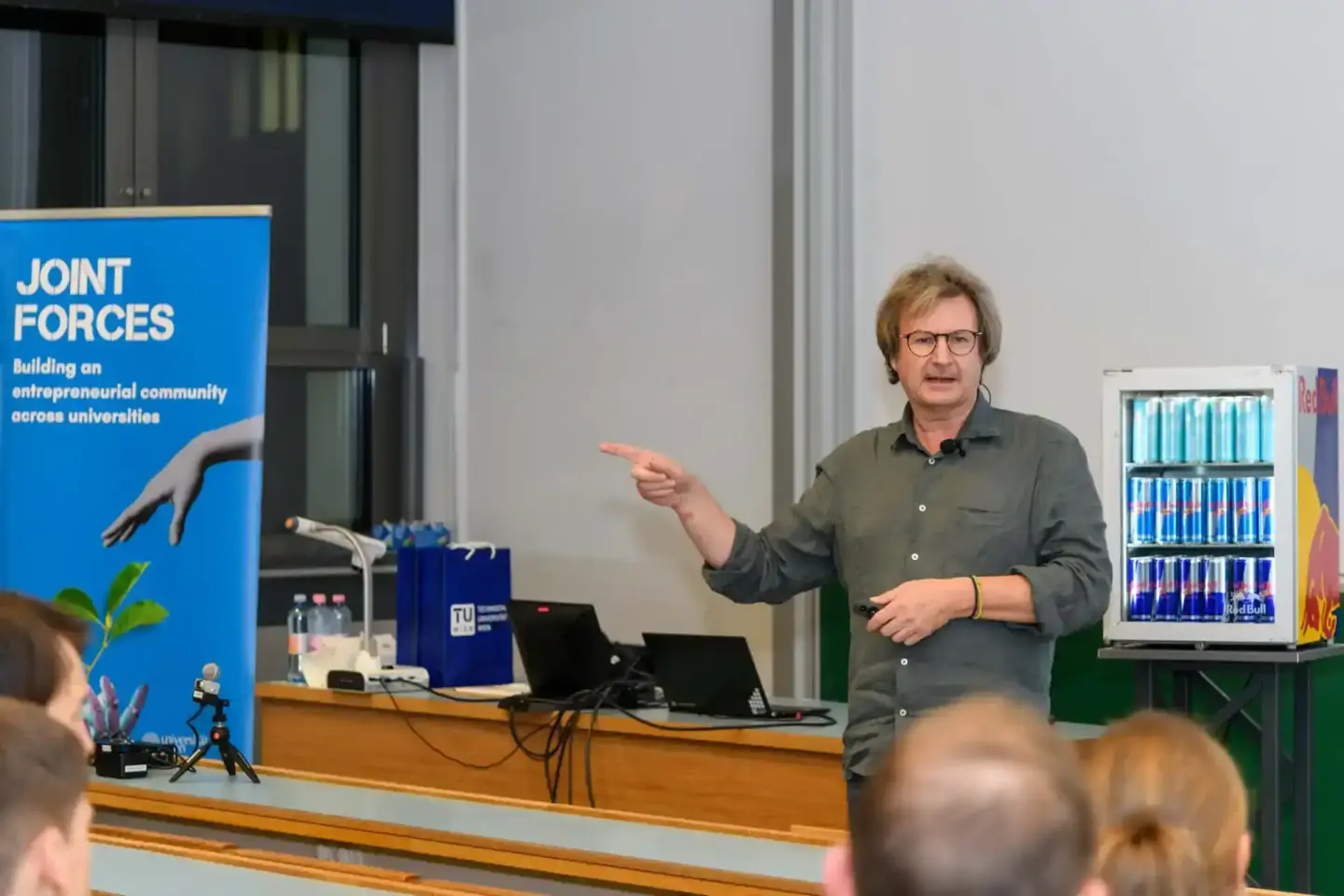 Sprecher präsentiert beim Joint Forces Event an der TU Wien vor Publikum, Eventfotografie Wien