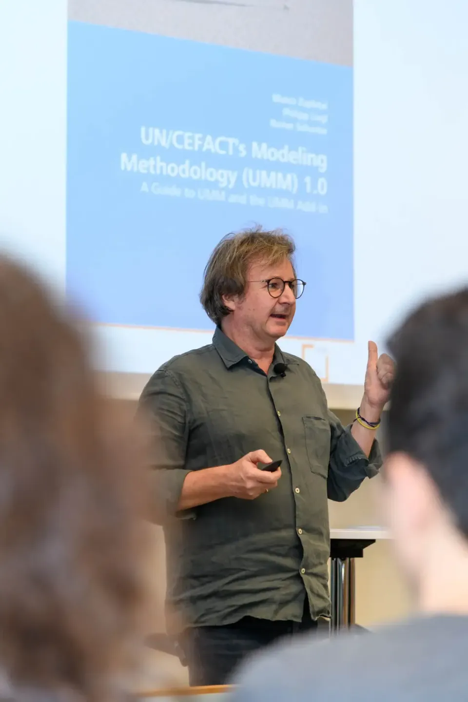 Redner präsentiert UNICEEFACTS Modeling Methodology auf Konferenz - Eventfotograf Wien dokumentiert Vortrag