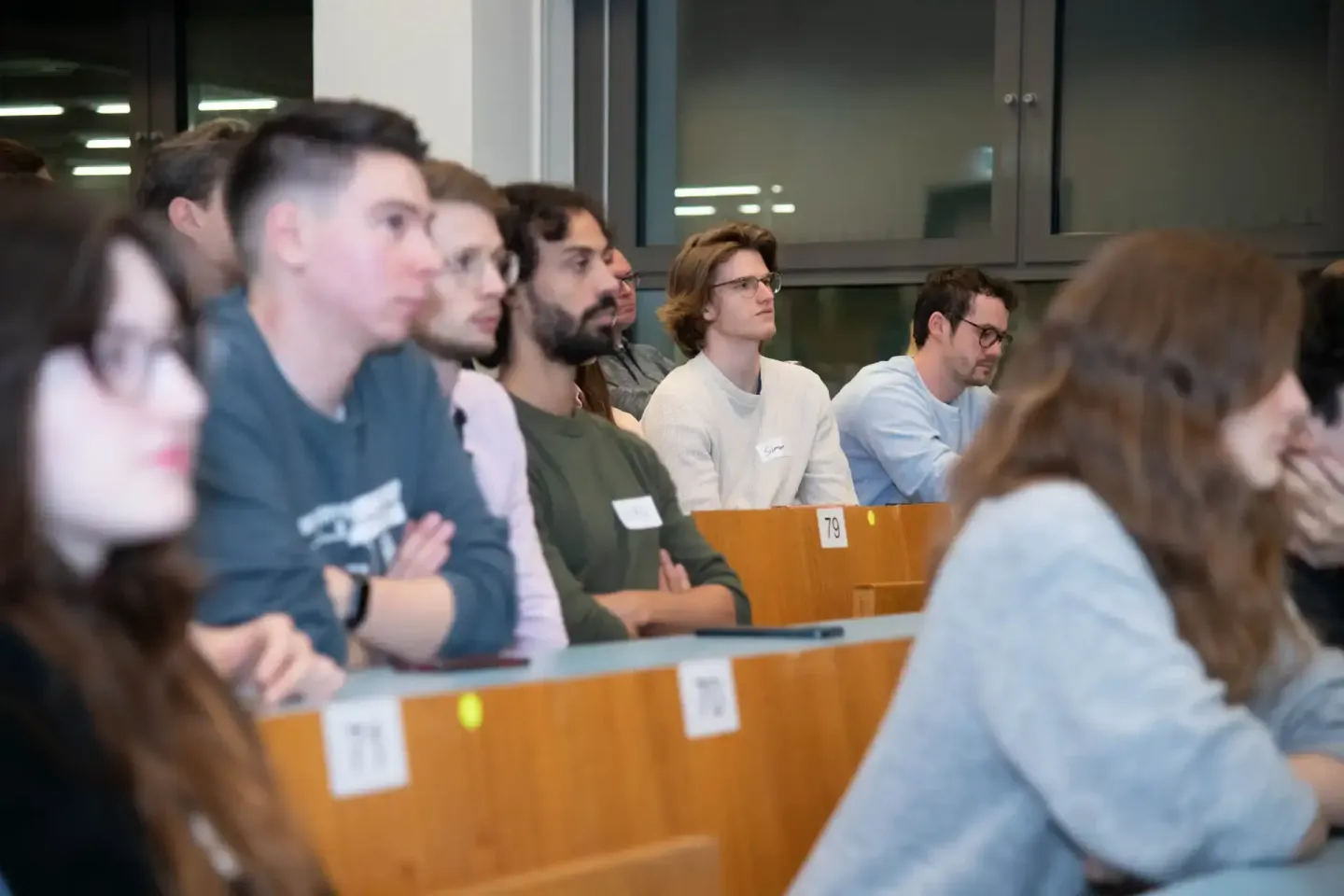 Studierende sitzen in einem Hörsaal der TU Wien und folgen aufmerksam einer Veranstaltung - Eventfotografie Wien