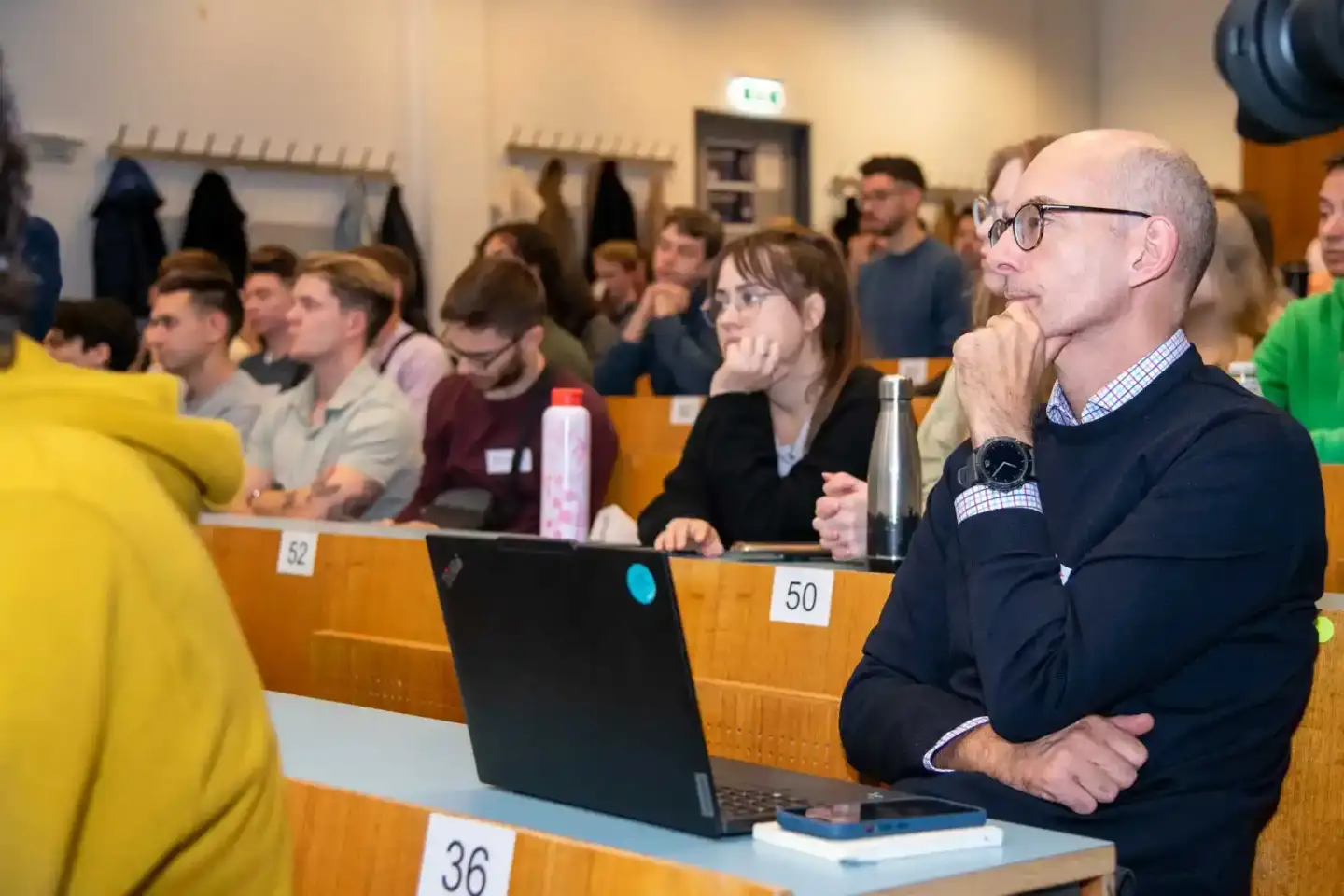 Eventfotograf dokumentiert Vorlesung an der TU Wien mit Studierenden in Hörsaal