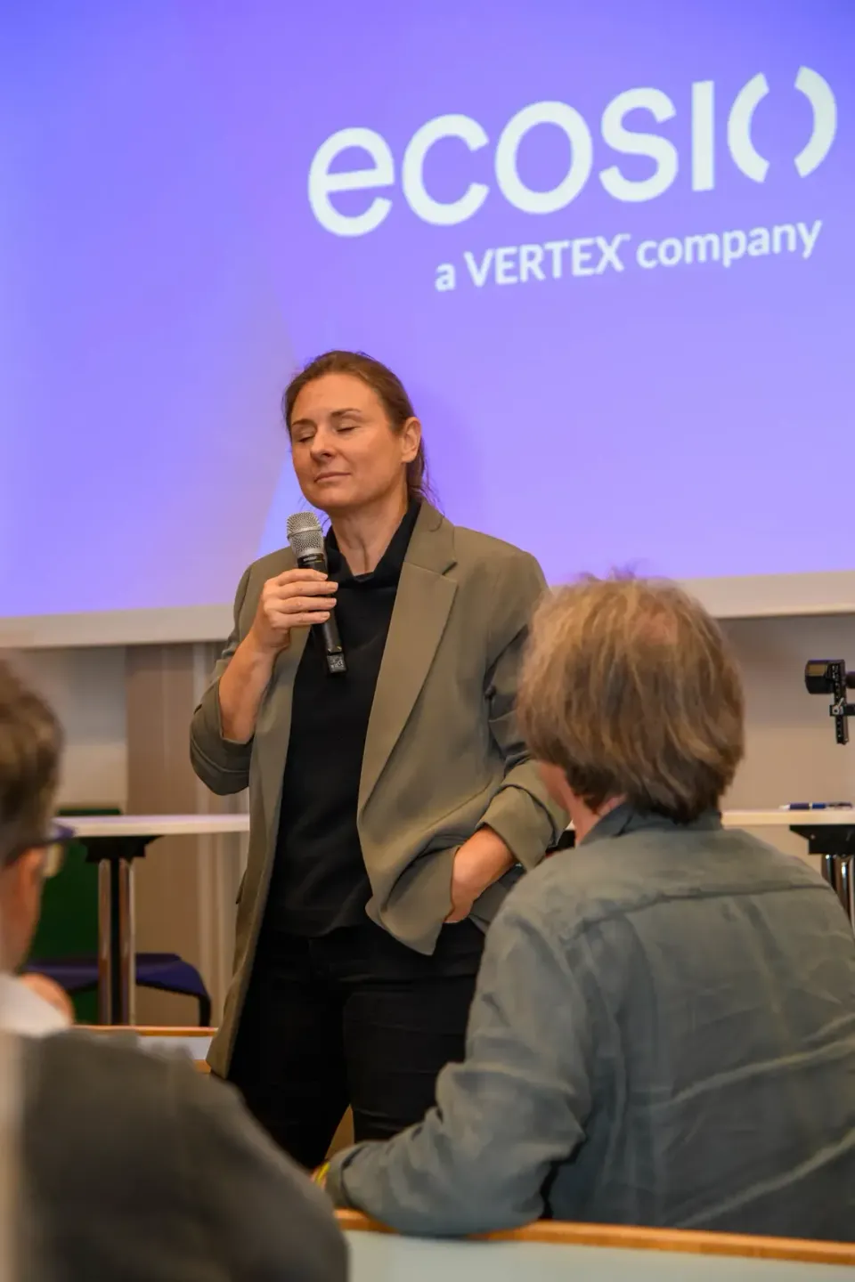 Sprecherin präsentiert bei TU Wien Event vor ecosi Logo, Eventfotografie Wien dokumentiert Vortrag