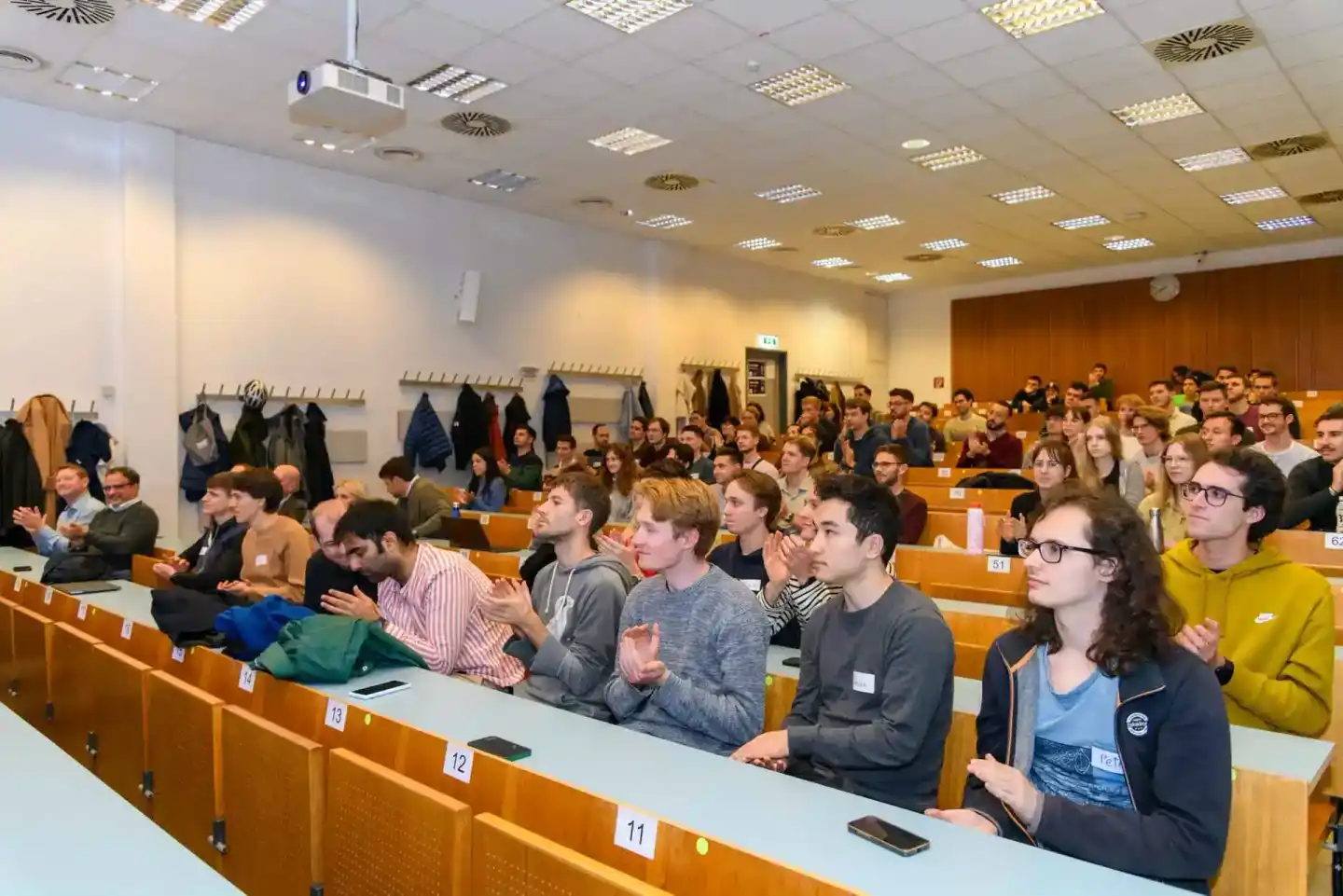 Großer Hörsaal der TU Wien mit Hunderten von Studierenden bei einer Veranstaltung, professionelle Eventfotografie Wien