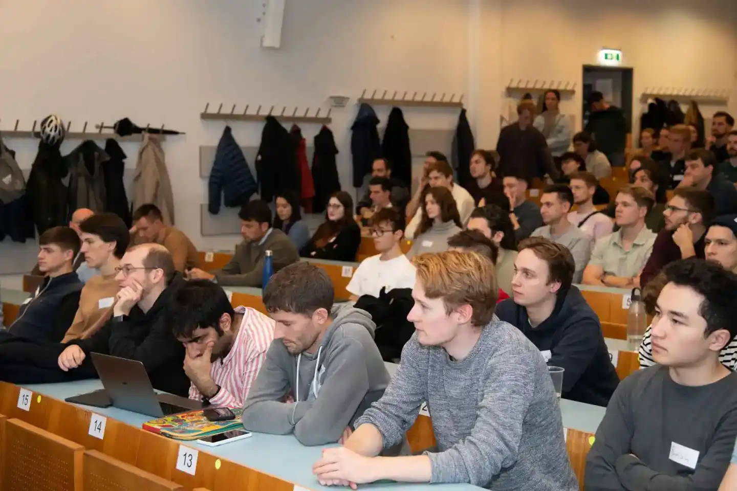Großer Vortrag an der TU Wien mit Hunderten Studierenden in einem Hörsaal, dokumentiert von einem Eventfotografen Wien
