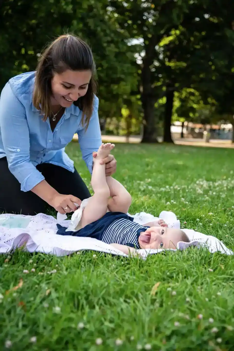 Mutter spielt im Park mit ihrem Baby auf einer Decke – Familienfotografie Wien