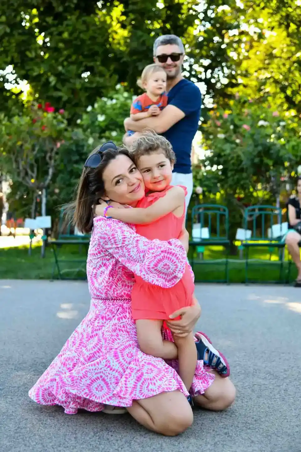 Glückliche Familie mit zwei Kindern im Park – professionelle Familienfotografie Wien