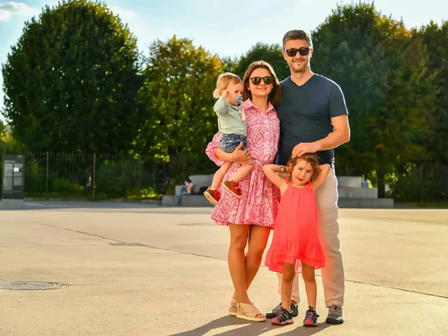 Glückliche Familie mit zwei Kindern posiert im Park - Familienfotografie Wien