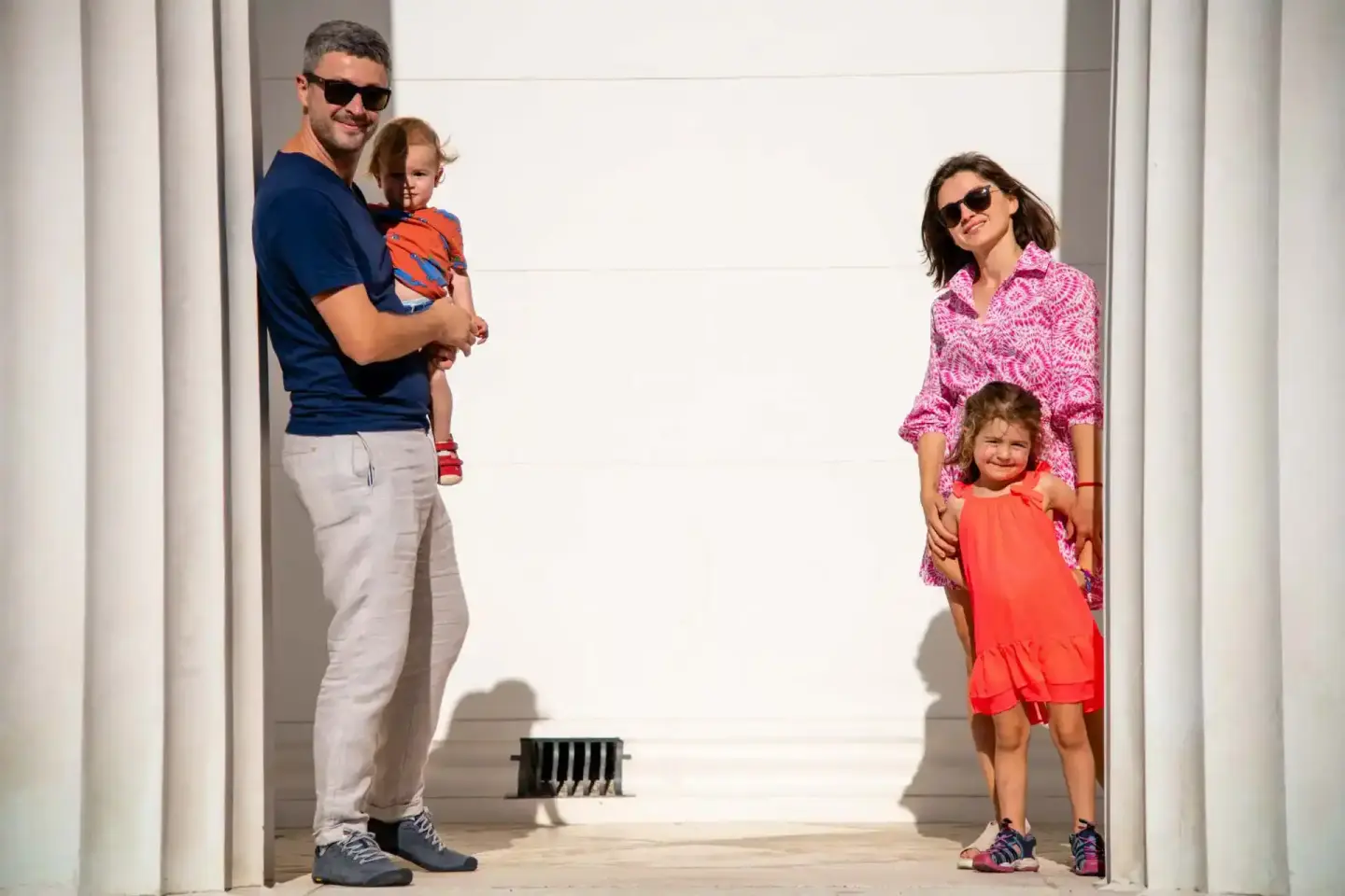 Glückliche Familie mit zwei Kindern in weißem minimalistischem Setting – Familienfotografie Wien