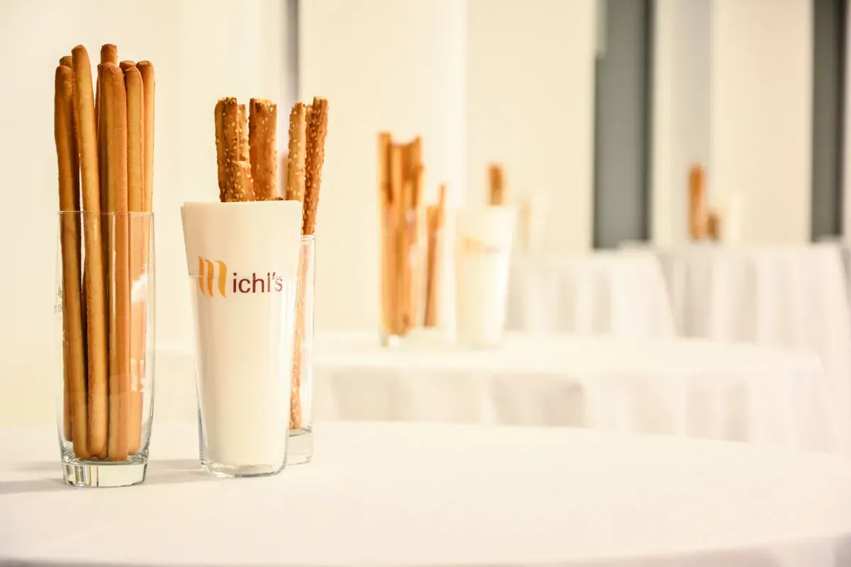 Stillebenfotografie von Breadsticks in Gläsern mit Ichls-Branding, professionelle Foodfotografie Wien