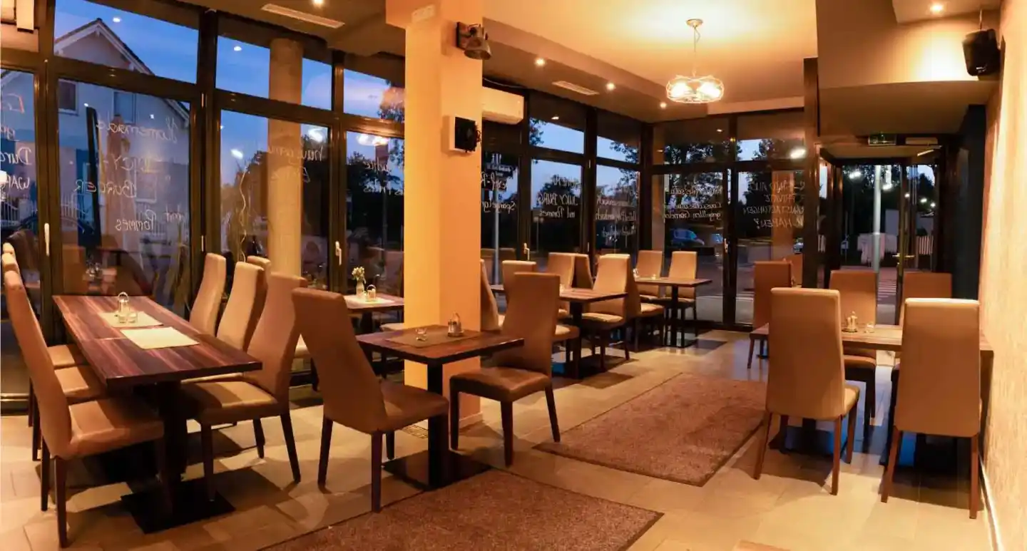 Modernes Restaurant-Interieur mit eleganten Lederstühlen, Holztischen und großen Fensterfronten - professionelle Restaurant F