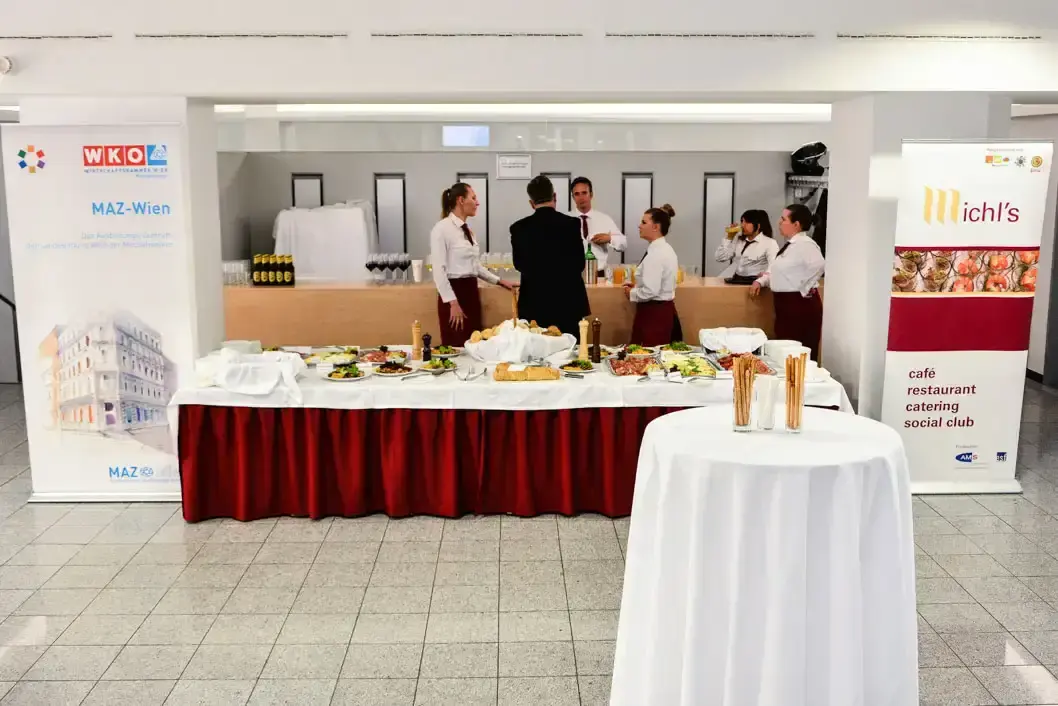 Professionelle Catering-Veranstaltung mit eleganter Tafelausstattung und Personal an der Bar, Restaurant Fotografie Wien