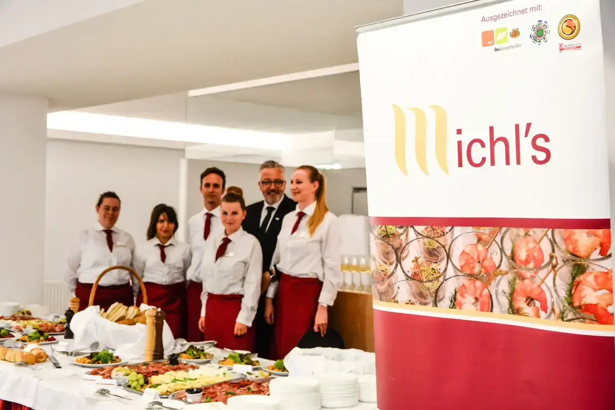 Gastronomie-Team bei ichls Restaurant präsentiert Buffet mit Speisen – professionelle Restaurant Fotografie Wien