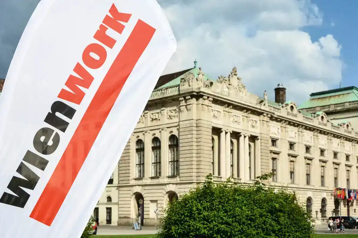 Wien Museum Flagge mit historischem Gebäude - Kulinarische Fotografie Wien zeigt architektonische Highlights