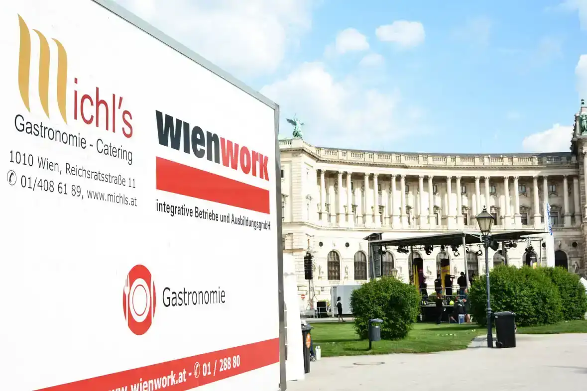 Wienwork Gastronomiebetrieb mit Schild vor historischem Wiener Gebäude, Foodfotografie Wien Beispiel