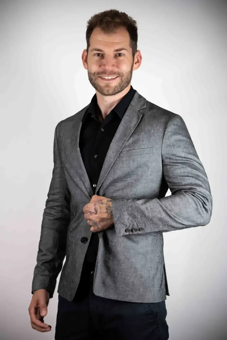 Professionelles Porträt eines Mannes in grauem Blazer und schwarzem Hemd – Portrait Wien