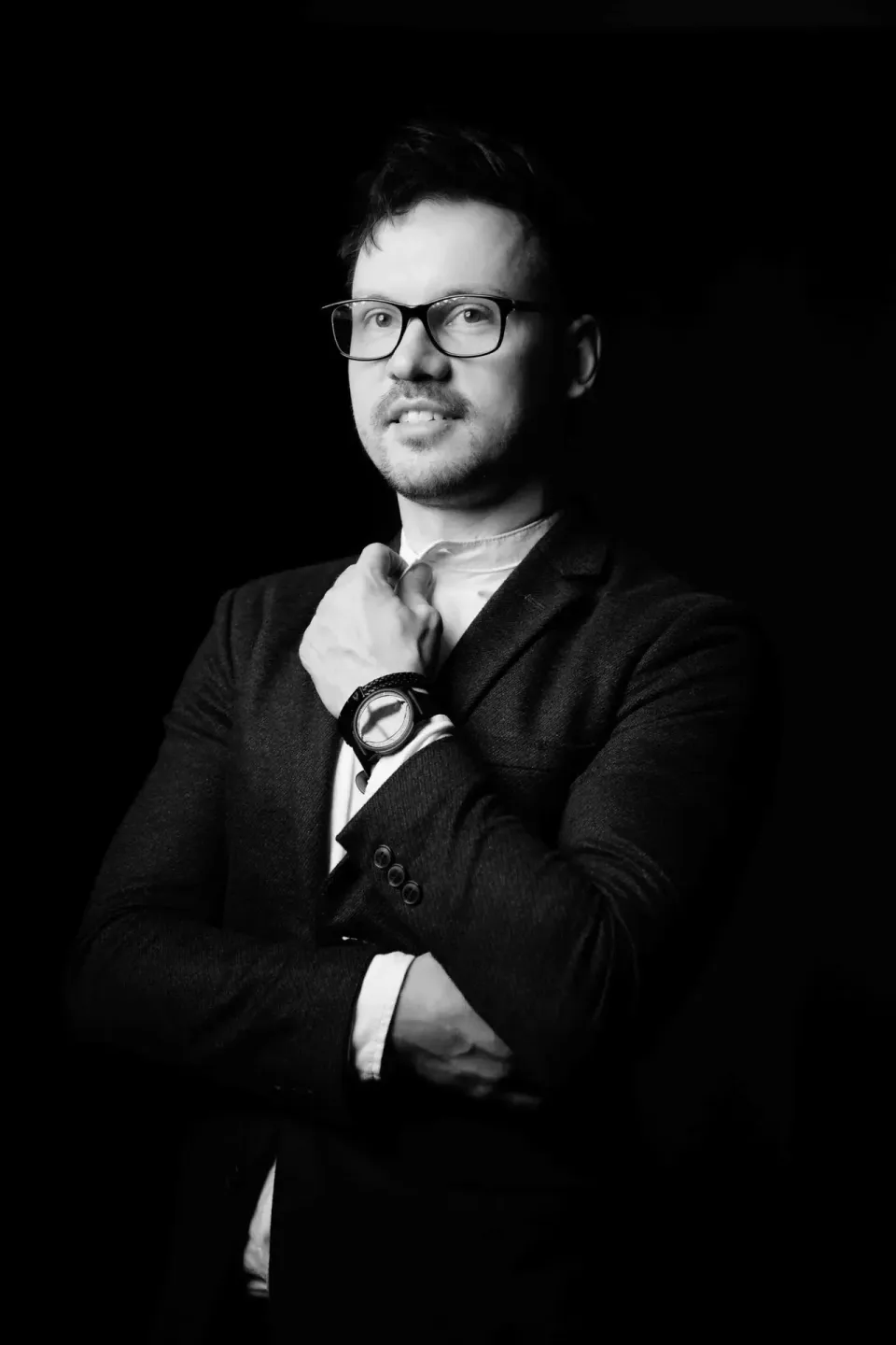 Professionelles Schwarz-Weiß-Portrait eines Mannes mit Brille und Anzug, aufgenommen von Portraitfotograf Wien