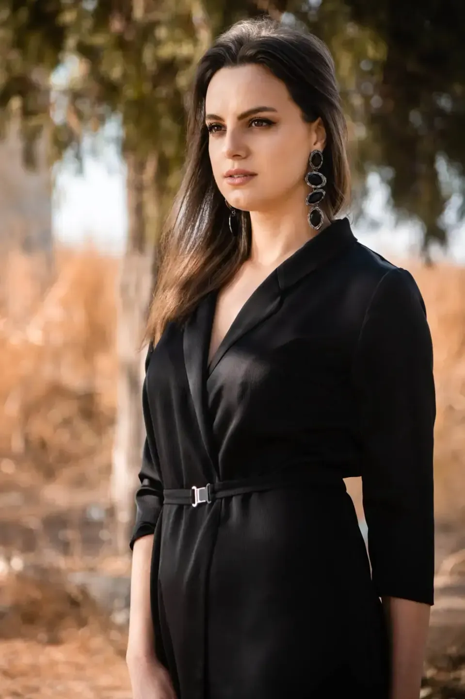 Professionelles Portrait einer Frau in schwarzem Blazer vor herbstlichem Hintergrund - Portraitfotografie Wien